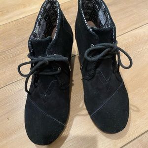 Tom’s black booties